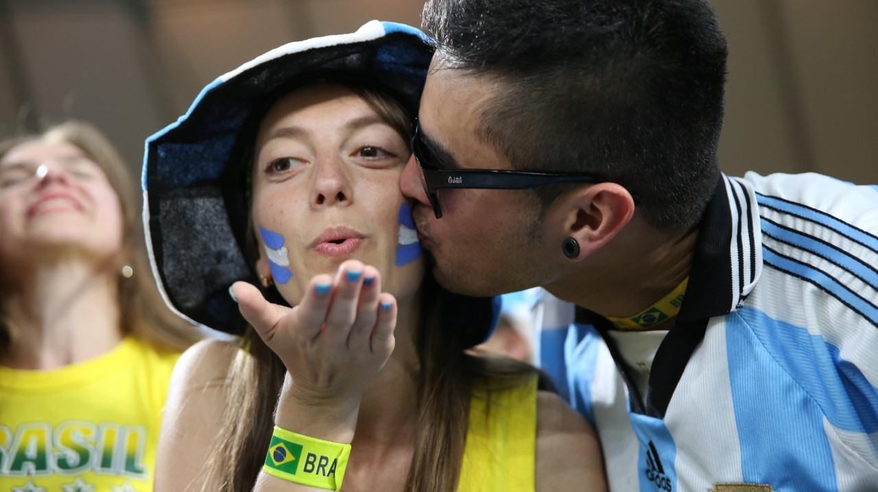 Beso entre hinchas por las restricciones en qatar